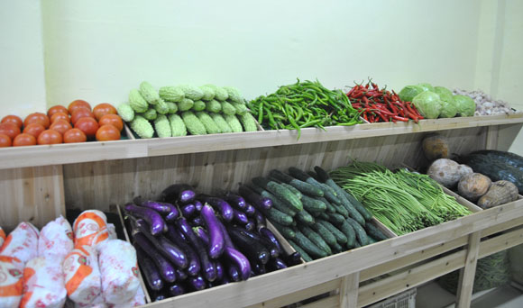 欣喜的发现社区店的变化:各种新鲜蔬菜,水果整齐有序的摆放在店内供人