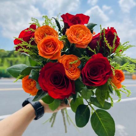 【蕞便宜】【玫瑰小花束】混色玫瑰3支+多头玫瑰1支，颜色不指定（实物非图片样子，以实物为准）